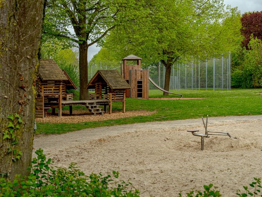 Mediniai žaidimų nameliai ramiame Vokietijos parke, kviečiantys kūrybiškiems žaidimams