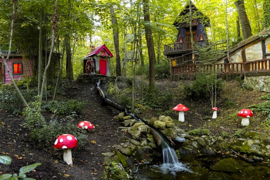 Magijos kupini pasakų nameliai tankiame miške – įkvėpimas vaikų nameliui